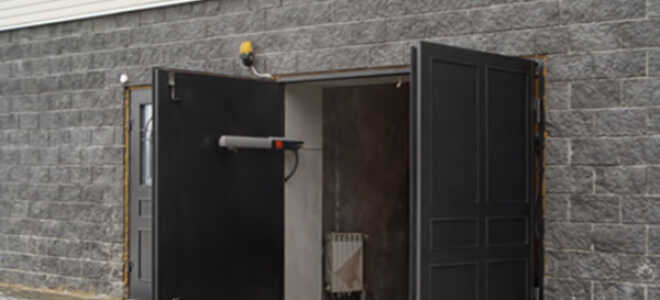 Как сделать распашные или подъемные гаражные ворота собственными руками