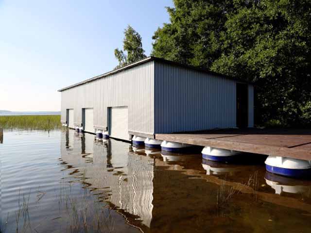 гараж для лодки на воде