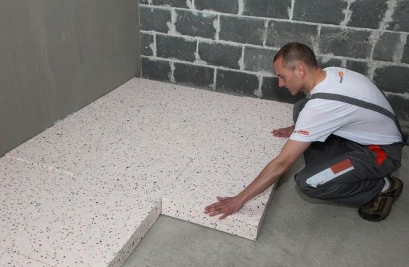 Укладка пенопласта Укладка пенопласта для теплоизоляции полового покрытия гаража