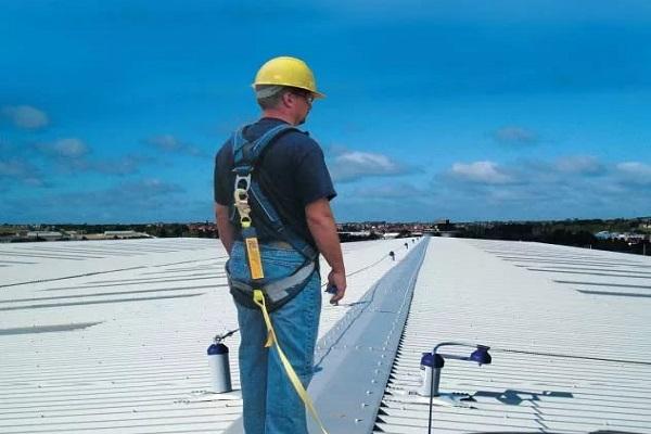 желтая каска 