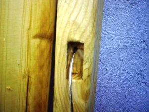 трос в крышке на яму