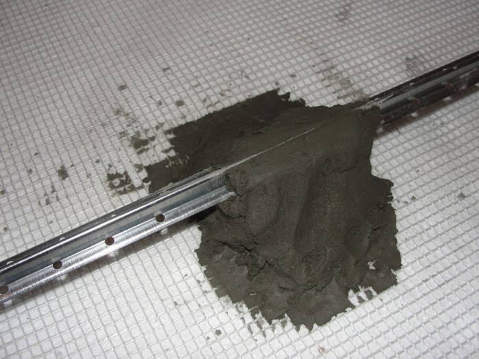 Закрепленный маяк обеспечит ровность стяжки