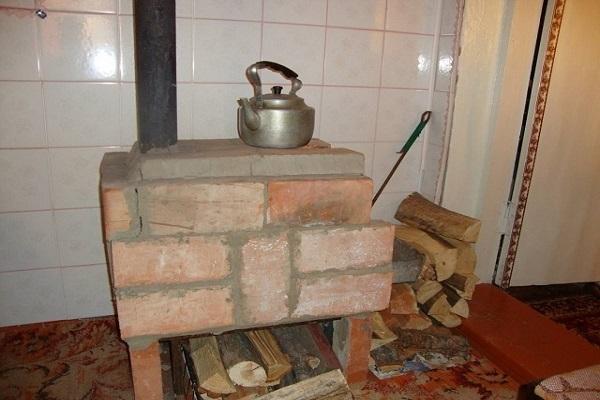 стоит чайник 