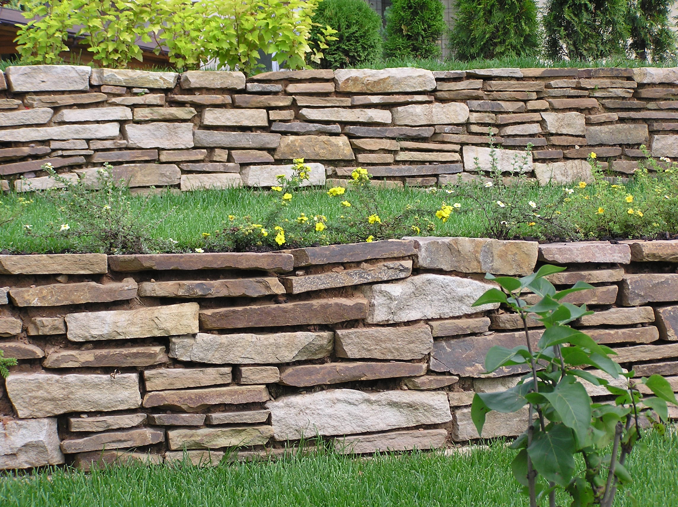 Подпорка из камня Стены подпирают выступ и защищают от обрушения