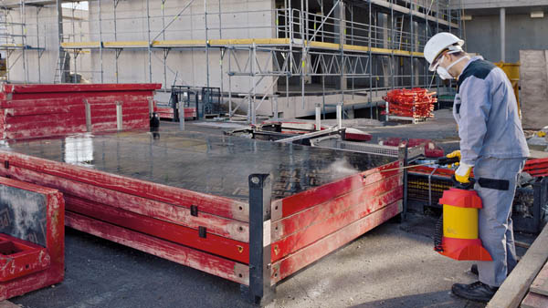 Обработка опалубки смазкой выполняется непосредственно перед заливкой бетона