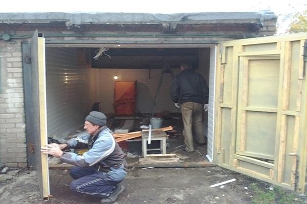 мужчины за работой 