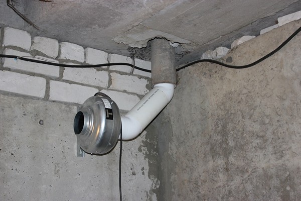 Воздухоотвод для отработанного воздуха должен быть расположен у потолка