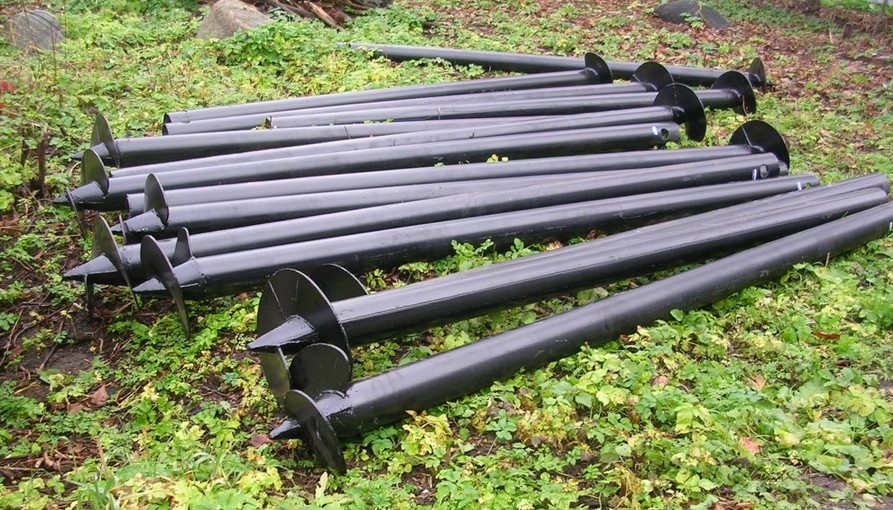 Заводские металлические сваи легко устанавливаются в грунт и выдерживают большие нагрузки